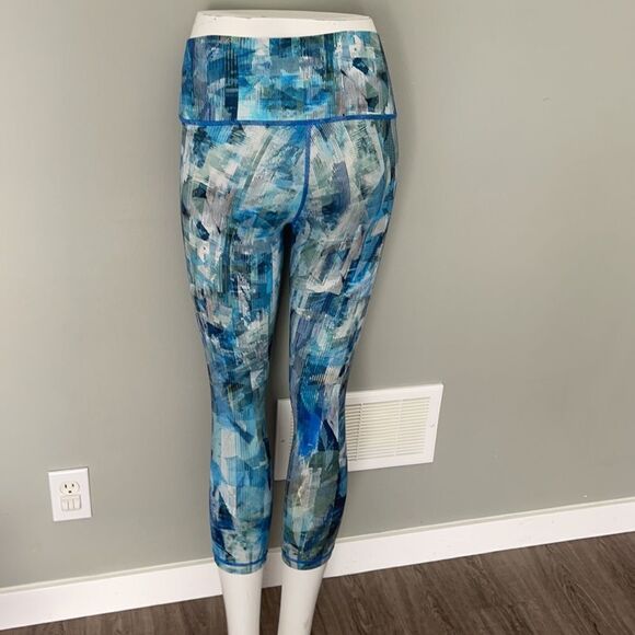 Lululemon size 4 capris - Picture 2 of 4